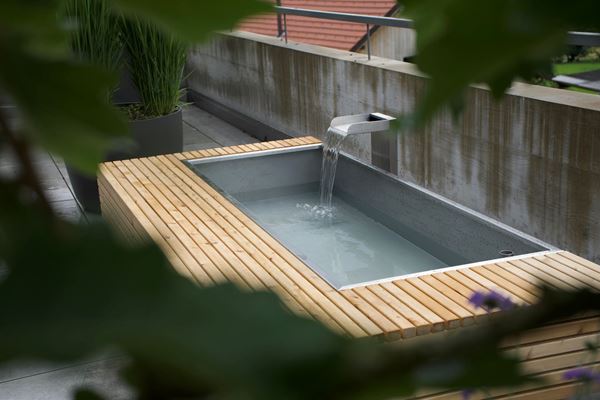 Bild von Holzbrunnen mit CNS Wasserschütte